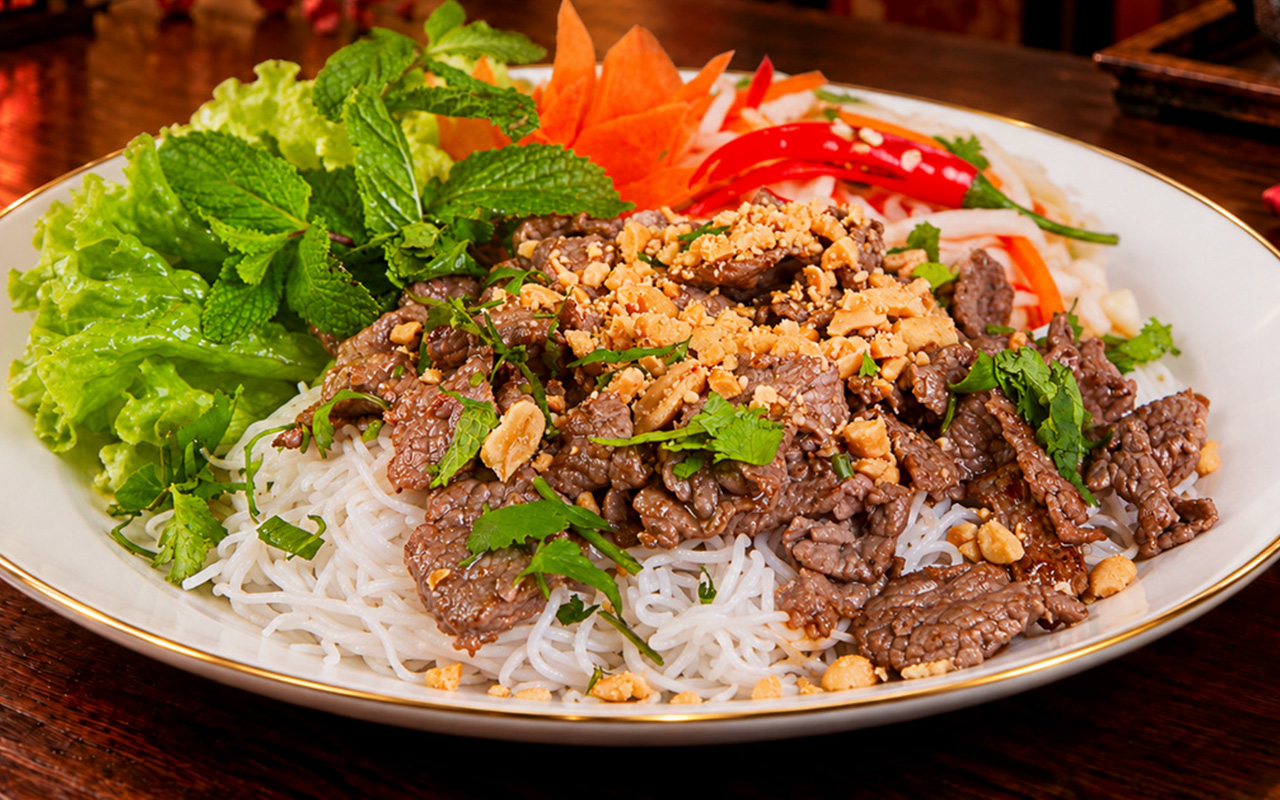 Bún Bò Nam Bộ mit Rindfleisch, Kräutern und Erdnüssen